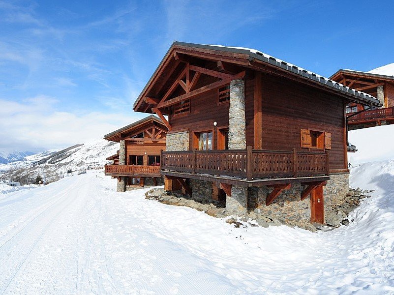 Horská chata s výhľadom na Alpy